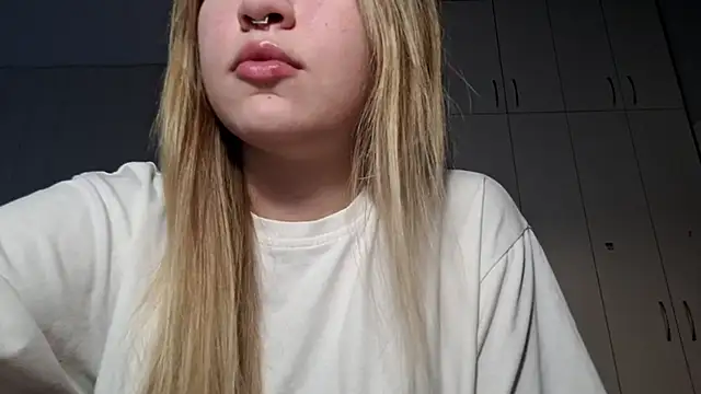Snapshot of dozygleam chatting on May 25, 1:06 pm dozygleam online show from May 25, 1:06 pm
