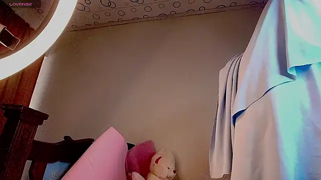 Nadine Nassib online show from June 20, 1:47 pm