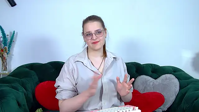 AlexaAvery online show from May 23, 6:40 am