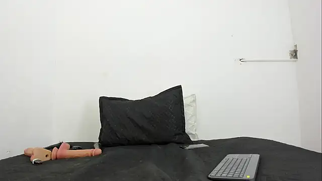 Snapshot of Mia_Diamante chatting on May 28, 8:39 pm Mia Diamante online show from May 28, 8:39 pm