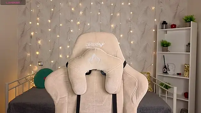 Snapshot of Kira__Fluffy chatting on June 21, 12:02 am Kira Fluffy online show from June 21, 12:02 am