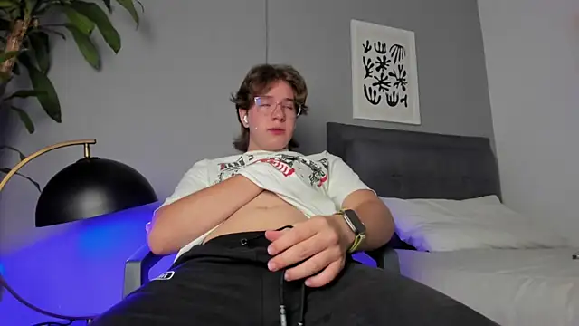 LucasMoraless online show from May 21, 2:13 pm