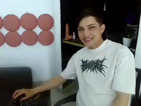 Snapshot of MaxxLouis chatting on May 23, 12:09 pm MaxxLouis online show from May 23, 12:09 pm