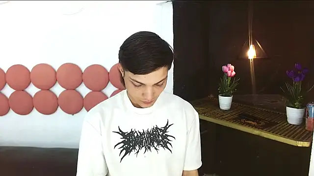 Snapshot of MaxxLouis chatting on May 25, 1:50 pm MaxxLouis online show from May 25, 1:50 pm