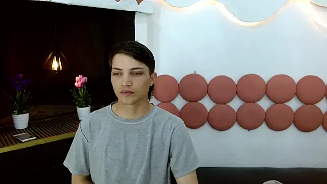 Snapshot of MaxxLouis chatting on May 27, 11:29 am MaxxLouis online show from May 27, 11:29 am