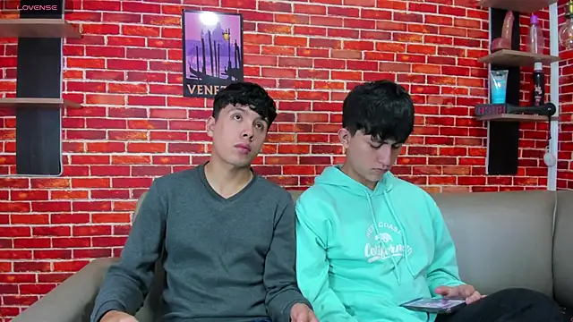 Snapshot of Hoot_boyss_ chatting on May 22, 7:41 pm Hoot boyss online show from May 22, 7:41 pm