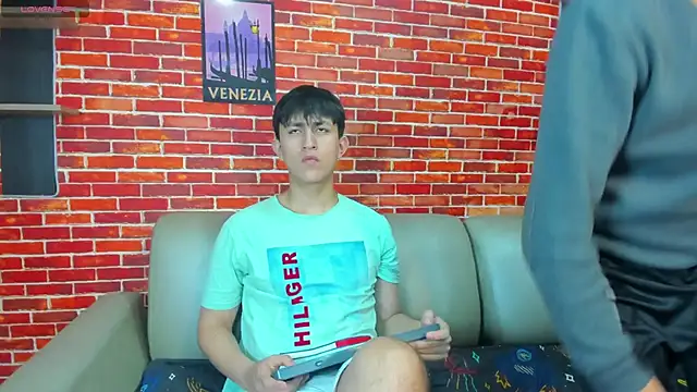 Snapshot of Hoot_boyss_ chatting on May 23, 8:35 pm Hoot boyss online show from May 23, 8:35 pm