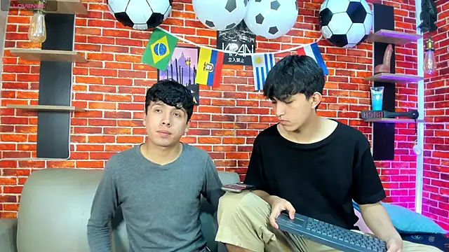 Snapshot of Hoot_boyss_ chatting on June 17, 8:10 pm Hoot boyss online show from June 17, 8:10 pm