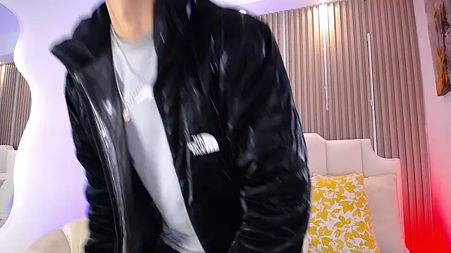Snapshot of AdrianStark_ chatting on June 10, 12:37 pm AdrianStark online show from June 10, 12:37 pm
