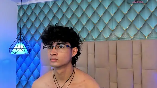 Snapshot of Sofia-Ethan chatting on May 23, 1:15 pm Sofia-Ethan online show from May 23, 1:15 pm