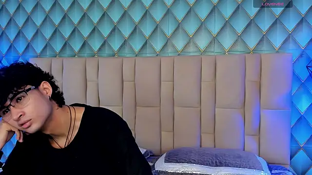Snapshot of Sofia-Ethan chatting on May 25, 6:25 pm Sofia-Ethan online show from May 25, 6:25 pm