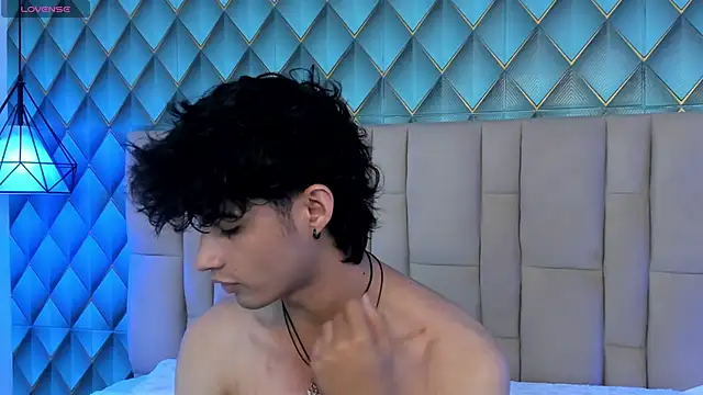 Snapshot of Sofia-Ethan chatting on May 27, 6:16 pm Sofia-Ethan online show from May 27, 6:16 pm