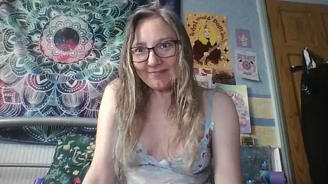 Izzylove47 online show from May 21, 8:10 am