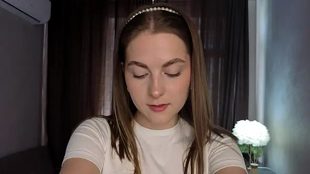 Snapshot of CarolannMirjah chatting on May 28, 4:21 am CarolannMirjah online show from May 28, 4:21 am