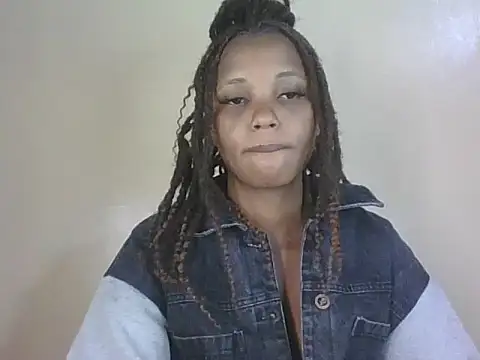 Snapshot of PrettyT5 chatting on August 5, 9:06 pm PrettyT5 online show from August 5, 9:06 pm