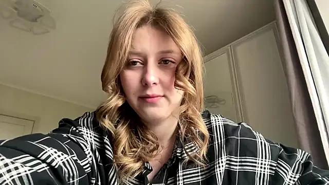 Snapshot of HeyItsAgata chatting on May 22, 11:38 am HeyItsAgata online show from May 22, 11:38 am