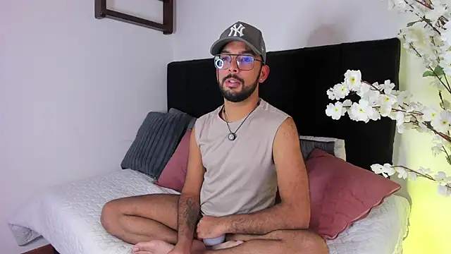 Paulo Dasilva  online show from June 1, 8:43 pm