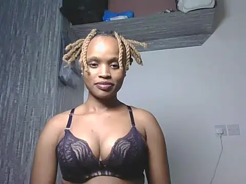 Snapshot of Tempting_Ebony chatting on June 25, 6:45 pm Tempting Ebony online show from June 25, 6:45 pm