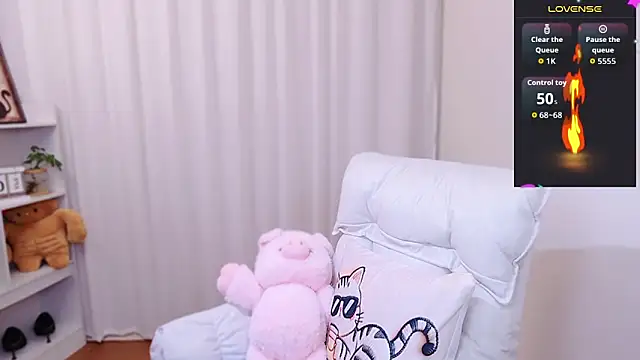 Snapshot of August_cat chatting on May 19, 9:10 pm August cat online show from May 19, 9:10 pm