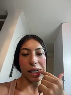 Snapshot of Velunett chatting on May 29, 10:13 am Velunett online show from May 29, 10:13 am