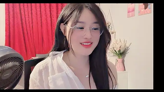 Snapshot of Bee-Cherry chatting on June 9, 1:56 pm Bee-Cherry online show from June 9, 1:56 pm