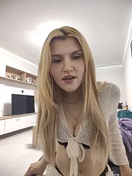 HotBlondie69 online show from June 15, 6:21 pm