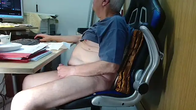 Snapshot of Alexxx47100 chatting on May 28, 1:08 pm Alexxx47100 online show from May 28, 1:08 pm