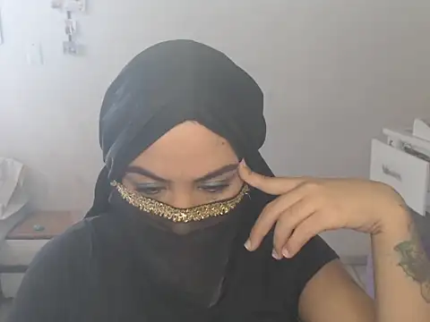 Snapshot of laila_silk chatting on July 21, 5:37 pm laila silk online show from July 21, 5:37 pm