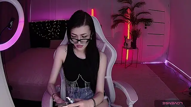 Snapshot of Ariella_Me chatting on June 1, 6:37 am Ariella Me online show from June 1, 6:37 am