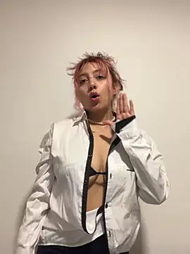 Snapshot of Emma_Cut chatting on May 28, 11:13 pm Emma Cut online show from May 28, 11:13 pm