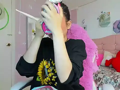 Snapshot of ivyyemerald_ chatting on May 23, 1:37 pm ivyyemerald online show from May 23, 1:37 pm