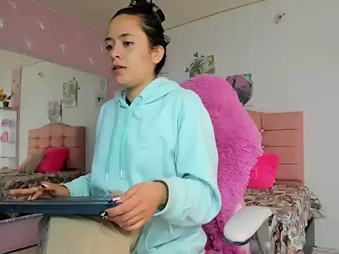 ivyyemerald  online show from June 3, 12:52 pm