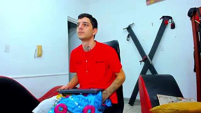 Snapshot of boy_max_latin chatting on May 22, 1:57 am boy max latin online show from May 22, 1:57 am