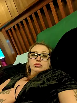 Snapshot of alecstacy chatting on May 24, 1:32 am alecstacy online show from May 24, 1:32 am