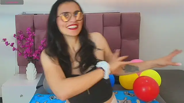 Snapshot of Afroditta_Rosse chatting on May 29, 8:51 pm Afroditta Rosse online show from May 29, 8:51 pm