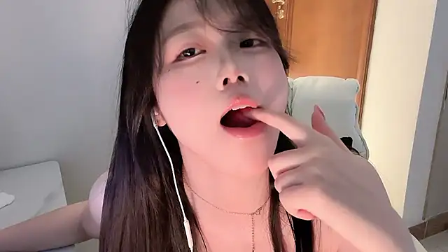 Snapshot of April_UU chatting on May 26, 1:34 am April UU online show from May 26, 1:34 am