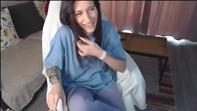 Snapshot of aryanne98 chatting on May 28, 4:54 am aryanne98 online show from May 28, 4:54 am