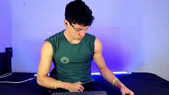 Snapshot of Luke_Muscle chatting on May 28, 12:35 pm Luke Muscle online show from May 28, 12:35 pm