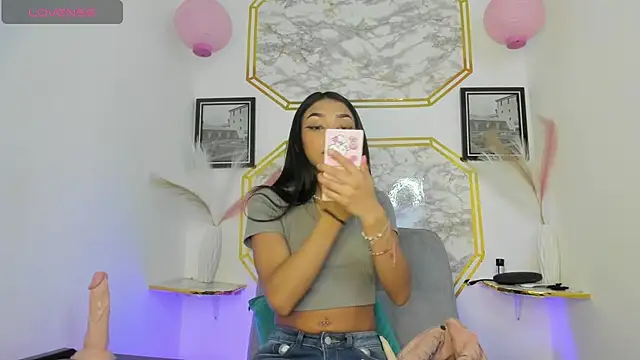 Snapshot of jaulyn_18__ chatting on May 26, 12:23 pm jaulyn 18 online show from May 26, 12:23 pm