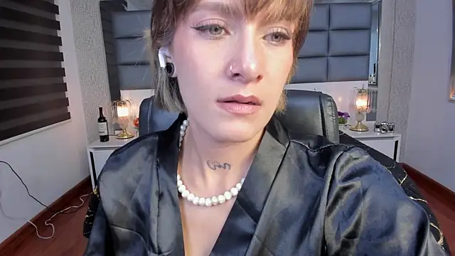 Snapshot of Mrs_Regina_clk chatting on July 7, 7:23 am Mrs Regina clk online show from July 7, 7:23 am