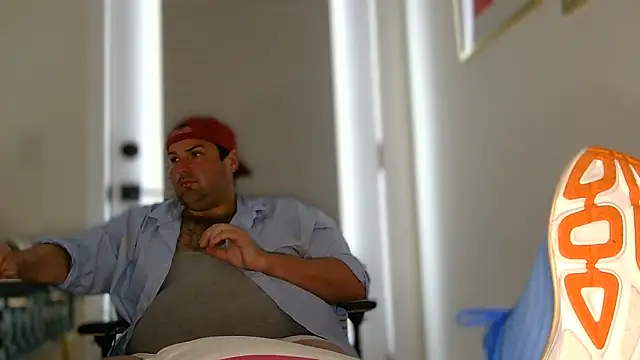 Snapshot of ChubbyGayBigFeet chatting on May 24, 8:47 pm ChubbyGayBigFeet online show from May 24, 8:47 pm