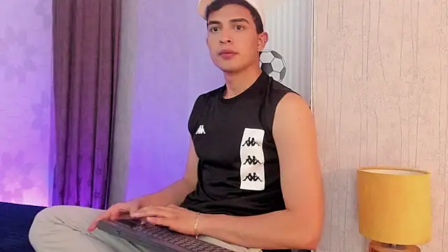 Snapshot of willy_diamond chatting on July 1, 7:57 pm willy diamond online show from July 1, 7:57 pm