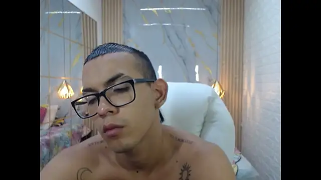 Snapshot of maximiliano_hotdevil chatting on May 27, 8:22 am maximiliano hotdevil online show from May 27, 8:22 am