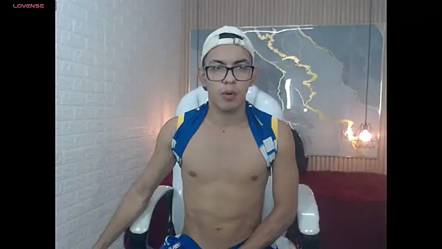 Snapshot of maximiliano_hotdevil chatting on May 27, 9:12 pm maximiliano hotdevil online show from May 27, 9:12 pm