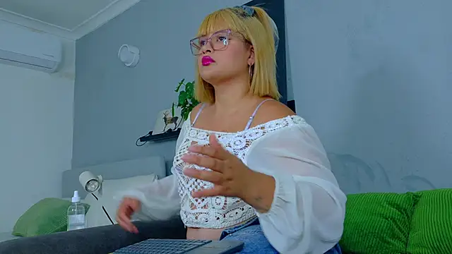 Snapshot of AteneaStorm__ chatting on May 28, 7:22 pm AteneaStorm online show from May 28, 7:22 pm