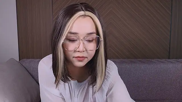 Snapshot of louisa_kim chatting on May 26, 7:54 pm louisa kim online show from May 26, 7:54 pm