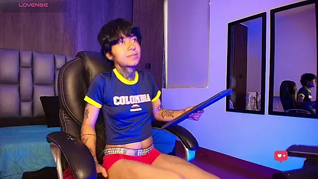 hottiesjuls online show from June 11, 6:50 pm