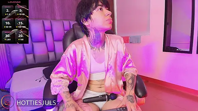 hottiesjuls online show from June 26, 4:00 pm