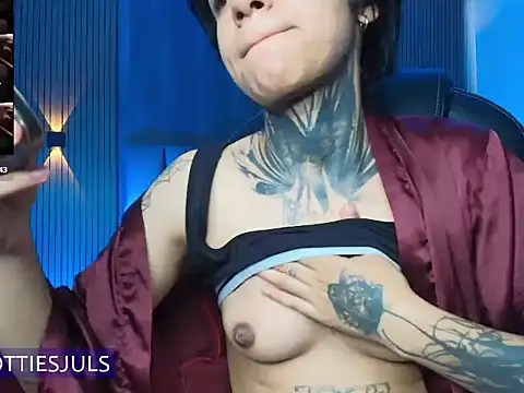 hottiesjuls online show from July 13, 8:44 pm