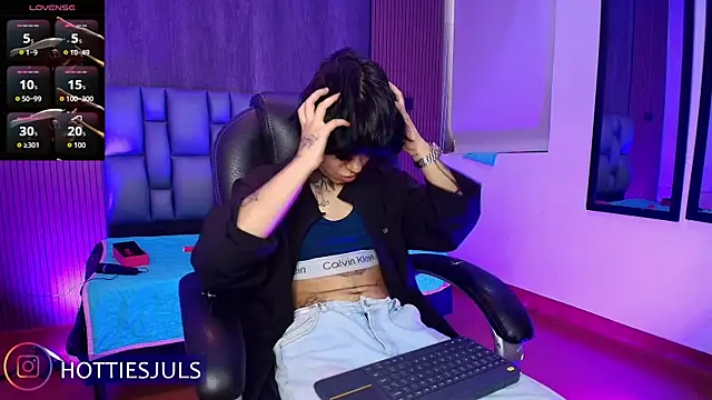 hottiesjuls online show from July 20, 7:05 pm